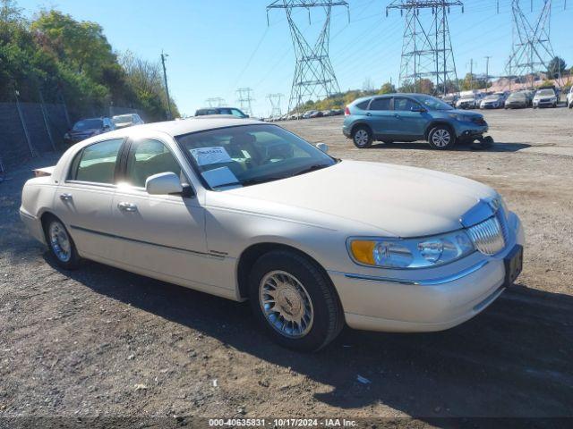  Salvage Lincoln Towncar