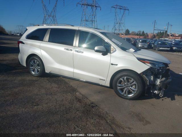  Salvage Toyota Sienna