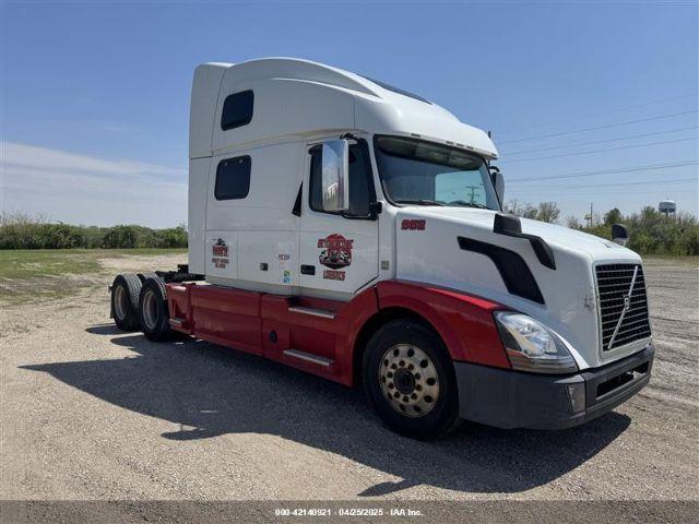  Salvage Volvo Vnl