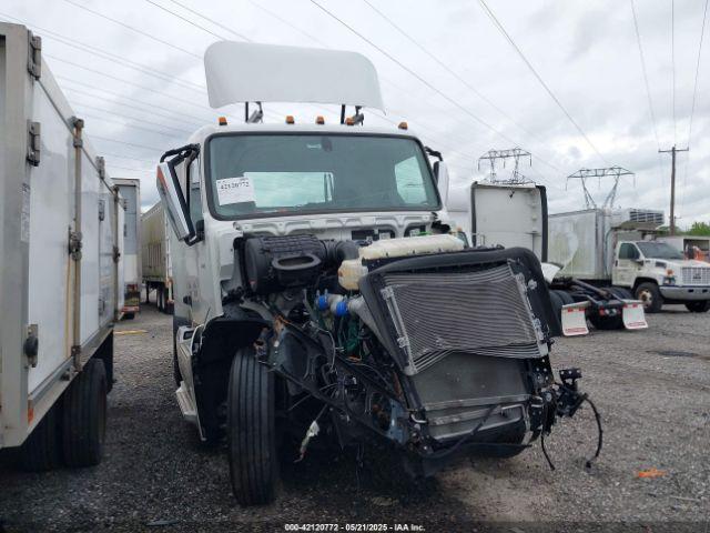  Salvage Volvo Vnl