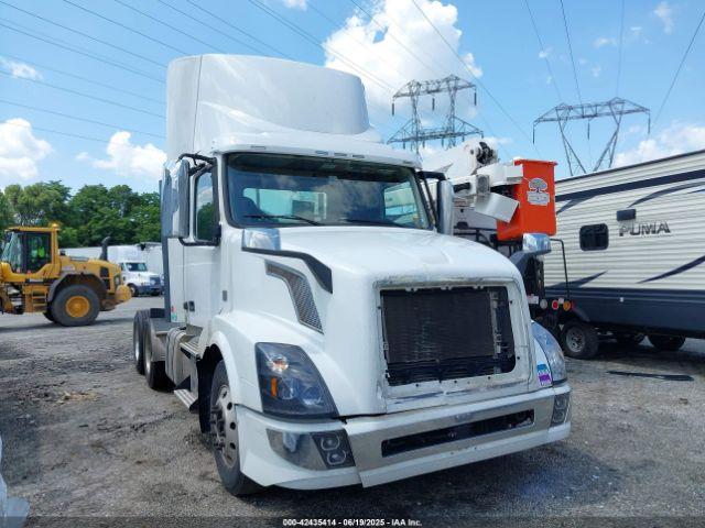  Salvage Volvo Vn