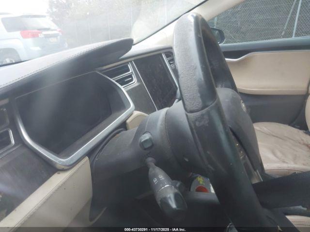 Tesla Model S Image 10