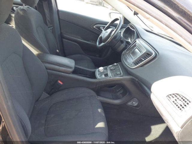 Chrysler 200 Limited Image 2