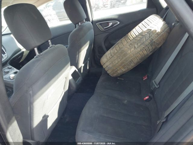 Chrysler 200 Limited Image 8