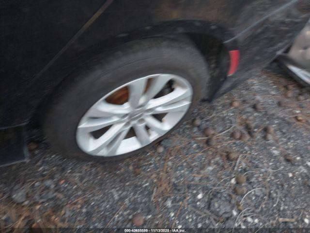 Chrysler 200 Limited Image 13