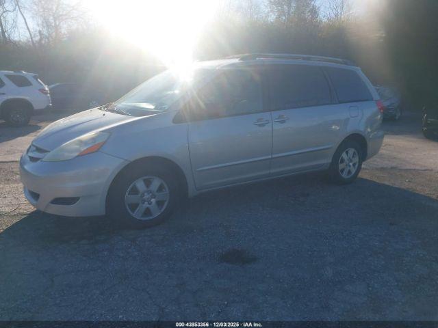 Toyota Sienna Le Image 2