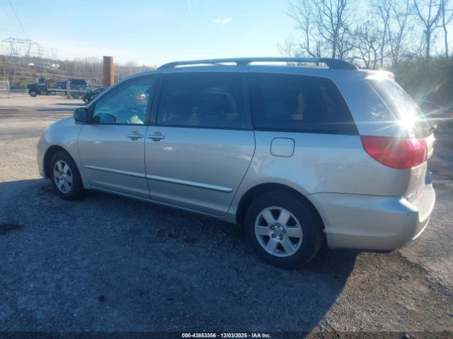 Toyota Sienna Le Image 3