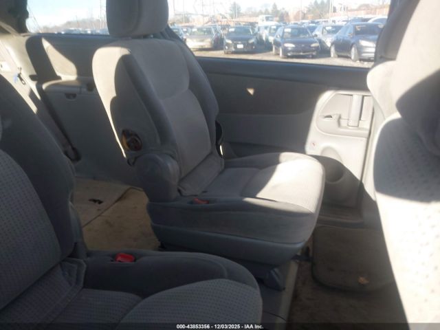 Toyota Sienna Le Image 11