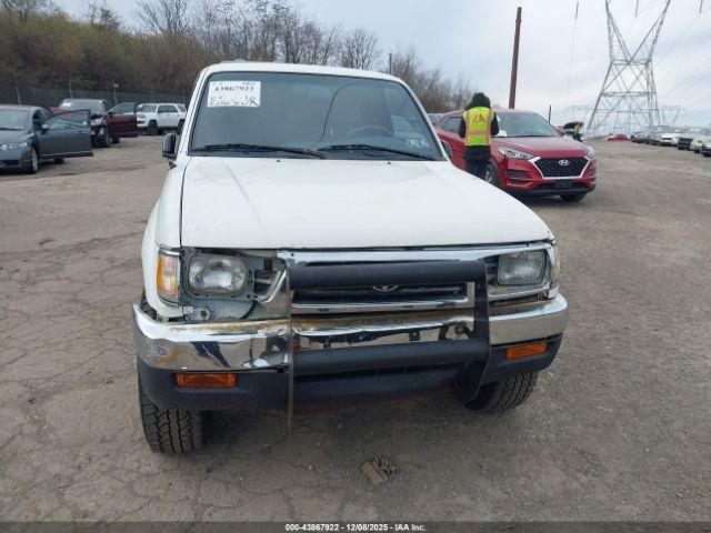 Toyota Tacoma Xtracab Image 11