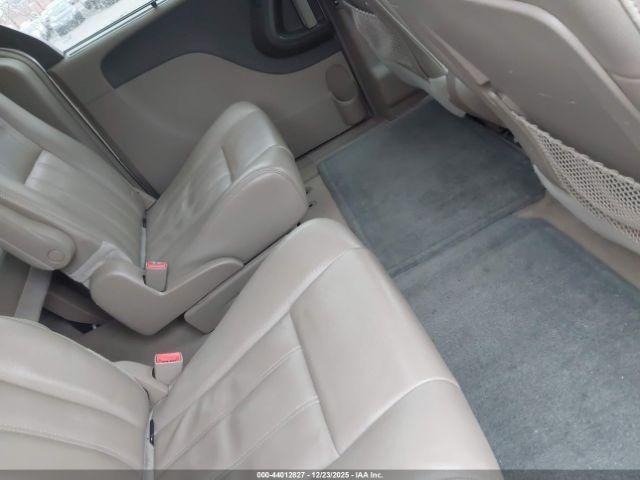 Chrysler Town & Country Touring Image 11