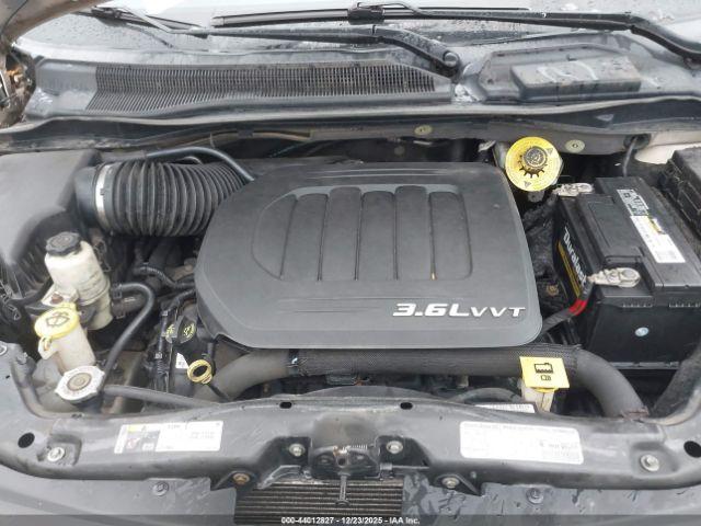 Chrysler Town & Country Touring Image 12