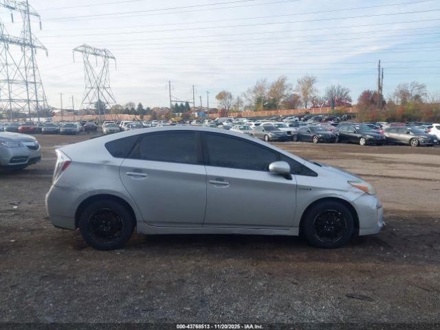 Toyota Prius Three Image 4