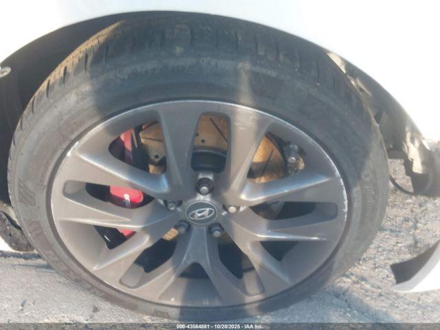 Hyundai Genesis 3.8 Grand Touring Image 3