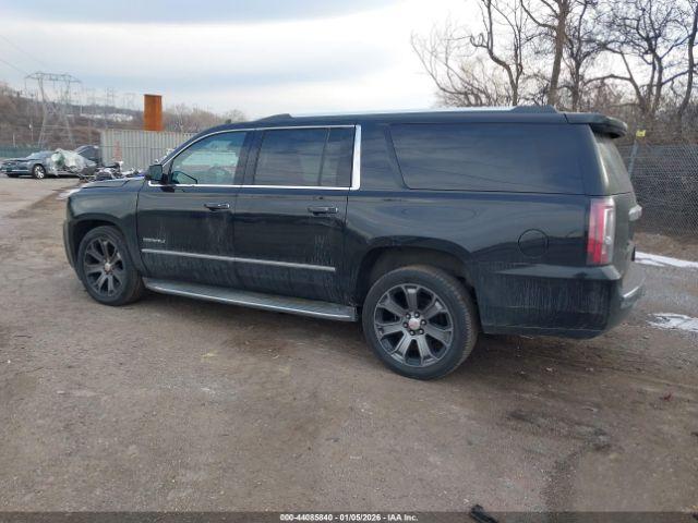 GMC Yukon Denali Image 11