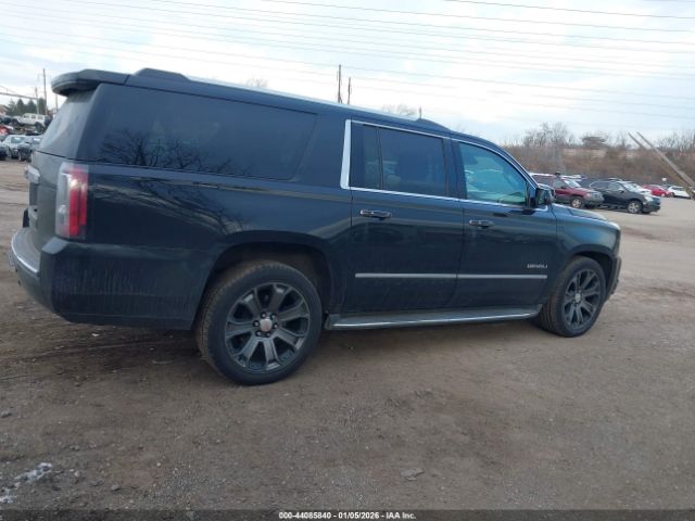 GMC Yukon Denali Image 17