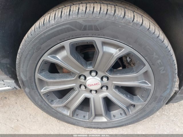 GMC Yukon Denali Image 12