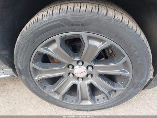 GMC Yukon Denali Image 12