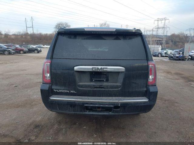 GMC Yukon Denali Image 14