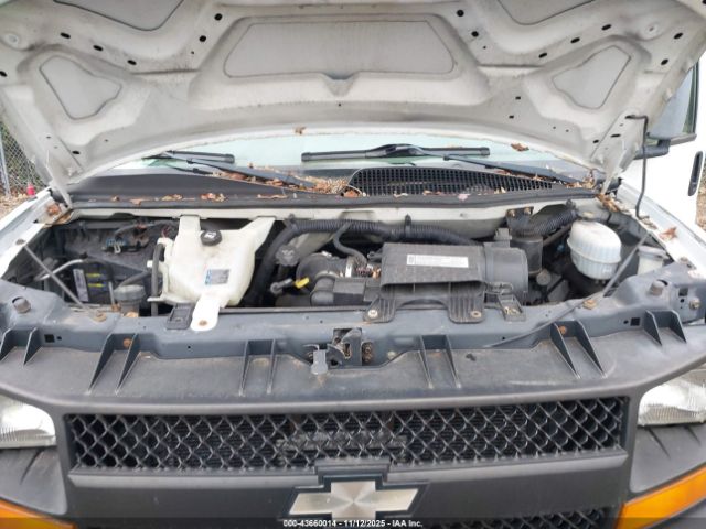 Chevrolet Express Work Van Image 10