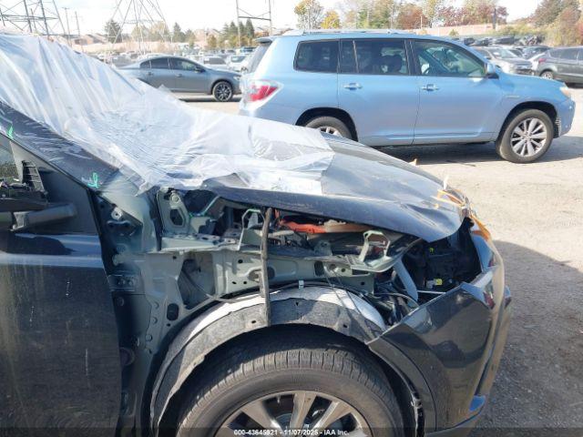 Toyota RAV4 Limited Image 10