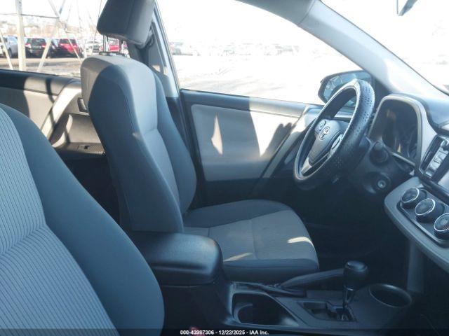 Toyota RAV4 Le Image 4