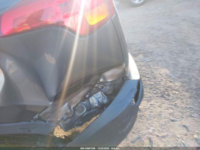 Toyota RAV4 Le Image 7