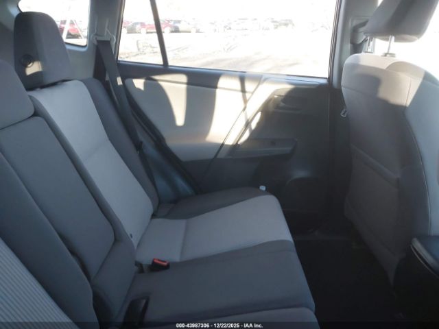 Toyota RAV4 Le Image 5