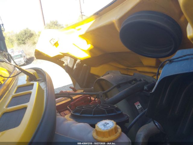 Freightliner M2 106 Image 8