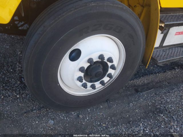 Freightliner M2 106 Image 3