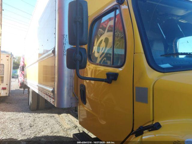Freightliner M2 106 Image 2