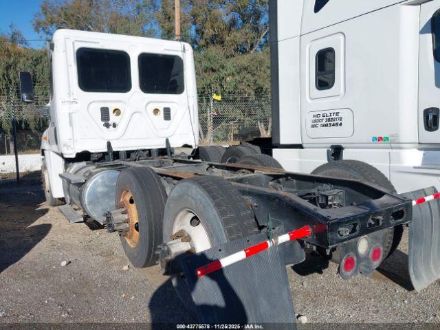 Freightliner Cascadia 125 Image 9